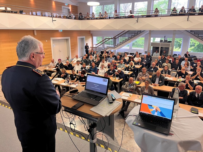 Einblicke zur Verarbeitung unmenschlicher Belastungen / Erfolgreiches 12. Symposium "Hilfe für Helferinnen und Helfer in den Feuerwehren"