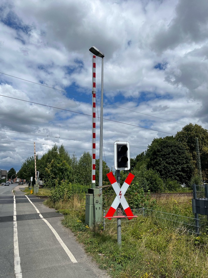 POL-COE: Nottuln-Appelhülsen, Bahnhofstraße (L 844)/Lkw beschädigt Schrankenanlage
