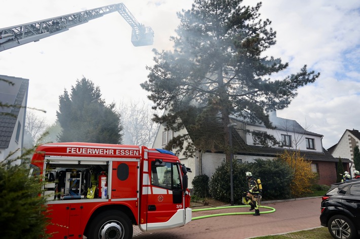 FW-E: Brand in Doppelhaushälfte - eine verletzte Person