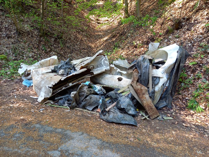 POL-PPTR: Unerlaubter Umgang mit Abfällen - Entsorgung von Altöltanks und Sperrabfall