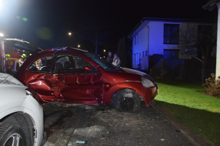 POL-HF: Unfall nach Genuss von Betäubungsmitteln- Zusammenstoß mit geparkten Fahrzeugen