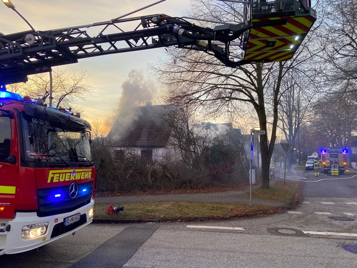 FW-SE: Leerstehendes Einfamilienhaus in Henstedt-Ulzburg brennt komplett aus