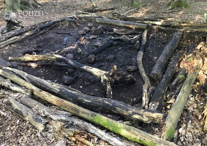 POL-PPWP: Feuer im Wald entzündet