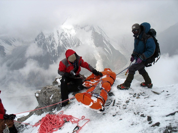 &quot;Galileo Spezial&quot; begleitet Bergsteiger Georg Kronthaler bei der Bergung seines toten Bruders in 8047 Metern Höhe