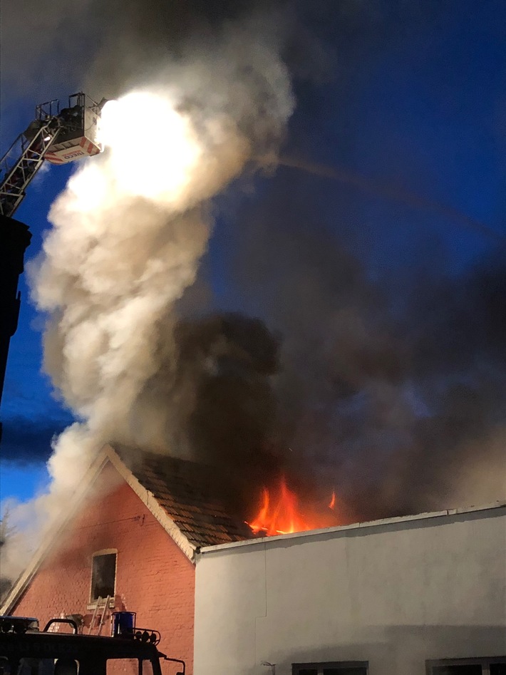 POL-WES: Kamp-Lintfort - Brand einer Lagerhalle