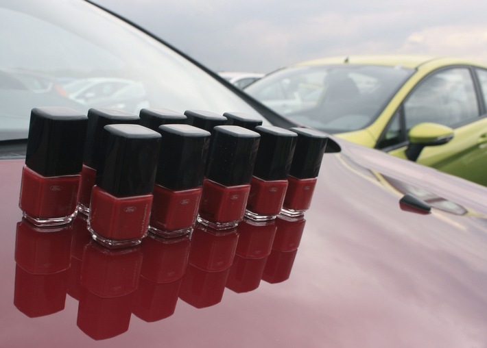 Ford Fiesta: Nagellack in Hot Magenta und Wackelbilder zum Marktstart  / Das Motto am 11. Oktober lautet: "Mitten im Jetzt. Fiesta. Der neue Ford"