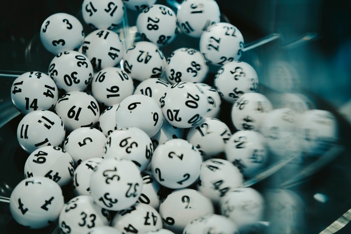 LOTTO 6aus49: 6,6 Millionen Euro gehen in den Raum Hagen / Millionär dank Teilsystem