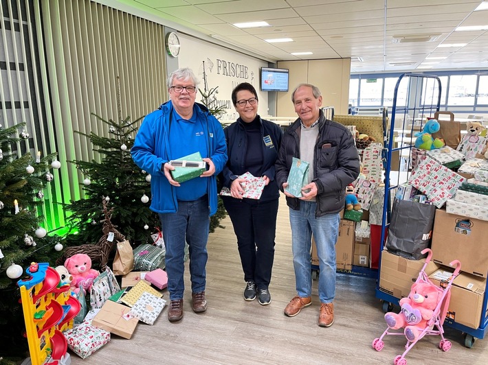 Presse-Information: Weihnachtsgeschenke für Kinder der Tafel Offenburg überreicht