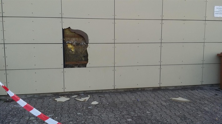 POL-PPRP: (Ludwigshafen) - Turnhalle beschädigt