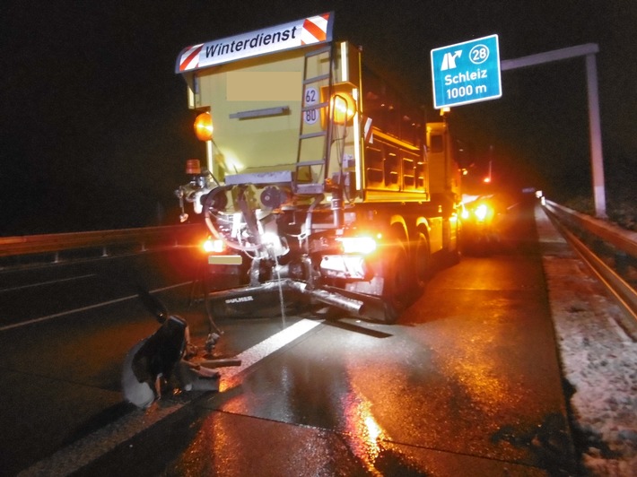 API-TH: Trotz des hell beleuchteten Hecks - Transporter fährt auf Winterdienst auf