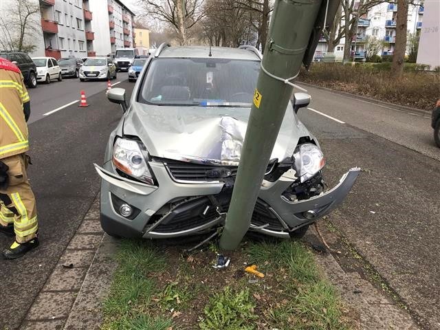 Pol Ppwp Unfall Gegen Laternenmast Gekracht Presseportal