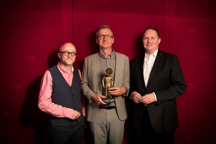 Mit dem dem scoop Award 2018 ausgezeichnet: Jochen Wegner, Chefredakteur ZEIT ONLINE, mit Meinolf Ellers (li.), Chief Digital Officer der dpa, und Dr. Carsten Brosda, Senator für Kultur und Medien der Freien und Hansestadt Hamburg Weiterer Text über ots und www.presseportal.de/nr/8218 / Die Verwendung dieses Bildes ist für redaktionelle Zwecke honorarfrei. Veröffentlichung bitte unter Quellenangabe: "obs/dpa Deutsche Presse-Agentur GmbH/Christian Charisius, dpa"