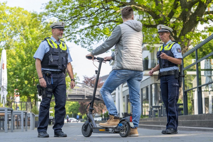 POL-ME: Zusammenprall mit Elektroroller - Fußgänger schwer verletzt 2505115