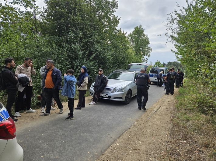 BPOLI C: Gemeinsame Pressemitteilung der Bundespolizeiinspektionen Chemnitz und Ebersbach: Schleuser brachte 30 Migranten mit einem Transporter nach Deutschland