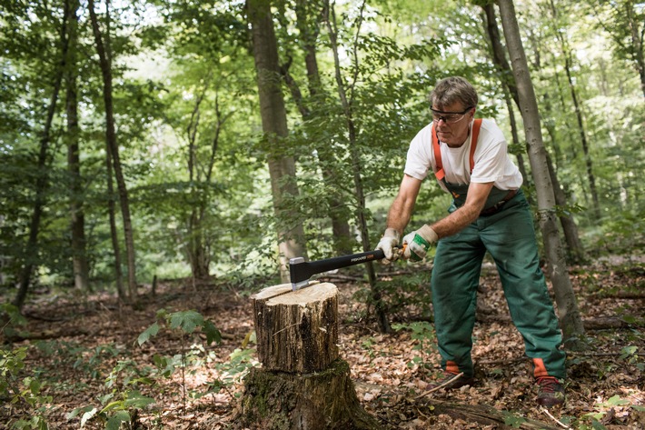 Fiskars: Holzhacken leicht gemacht - Fünf Tricks vom Förster