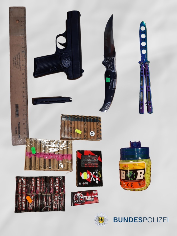 BPOLD-B: Jugendliche mit Softairwaffe und Messern in S-Bahn unterwegs