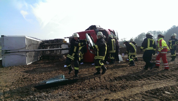 FW-AR: Arnsberger Feuerwehr befreit LKW-Fahrer aus umgestürztem Fahrzeug