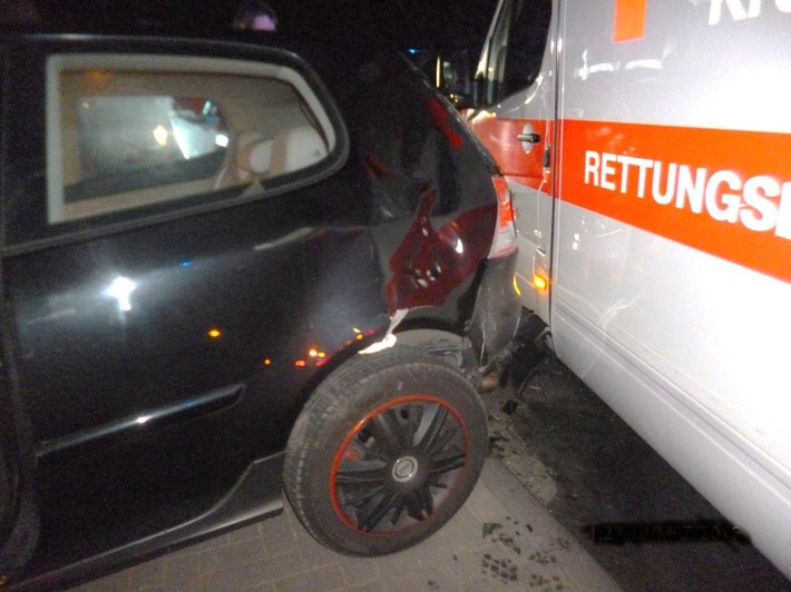 POL-PPTR: Rettungswagen verunglückt auf Anfahrt zu Verkehrsunfall
