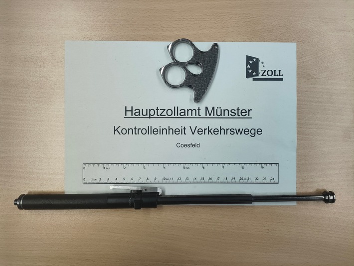 HZA-MS: Fahrer mit Teleskopschlagstock, Schlagring und Taschenmesser unterwegs / Zoll stoppt Fahrzeug am Grenzübergang in Ahaus