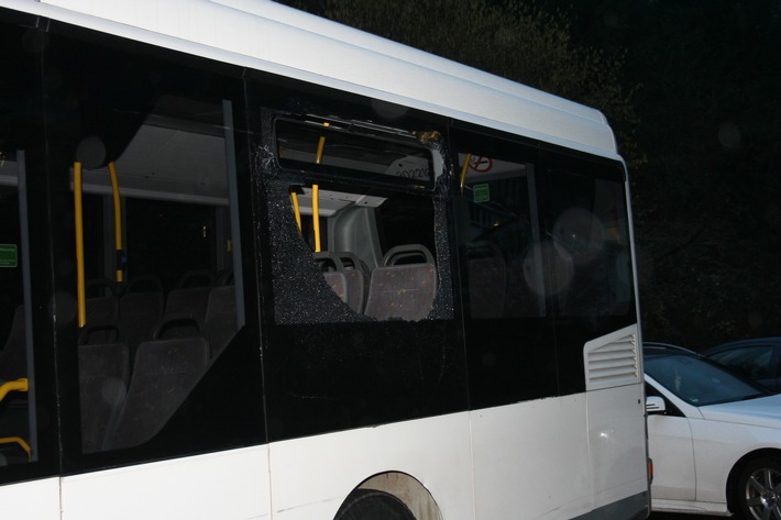 POL-PDKL: Omnibusscheibe von Bahnschranke beschädigt