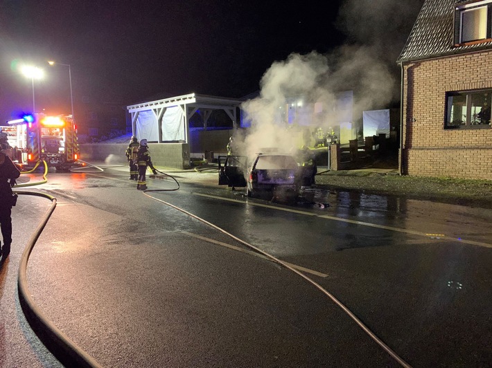 FW-EN: Wieder nächtlicher Einsatz für die freiwillige Feuerwehr Fahrzeug brennt in voller Ausdehnung