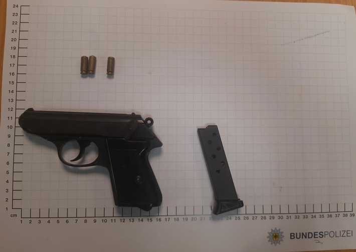 BPOL NRW: Schreckschusswaffe offen in der Bauchtasche - Bundespolizei stellt Aggressor unter Widerstand