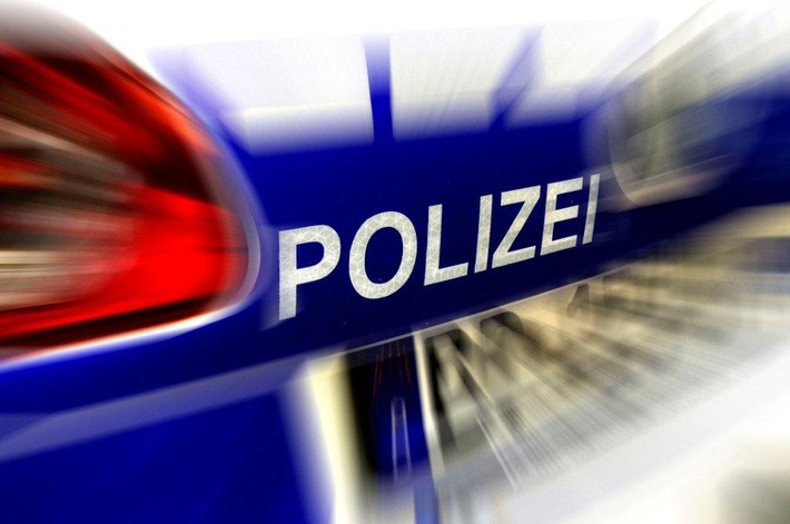 BPOL NRW: Bundespolizei will gestürztem Fahrradfahrer helfen - Grund für Sturz ist schnell gefunden - Alkohol war im Spiel