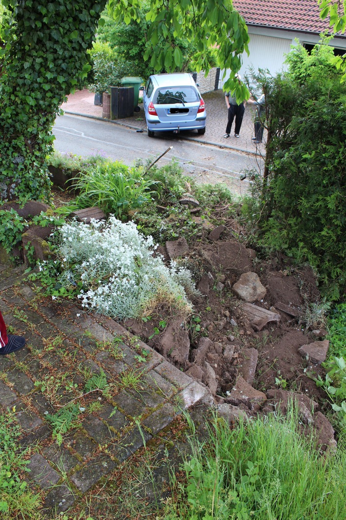 POL-PDKL: PKW-Fahrerin fährt durch einen abschüssigen Garten