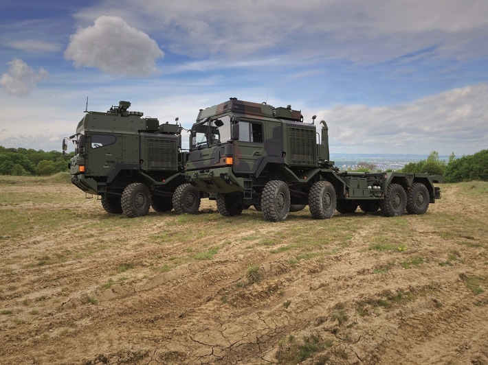 Übergabe neuer Transportfahrzeuge an die Bundeswehr