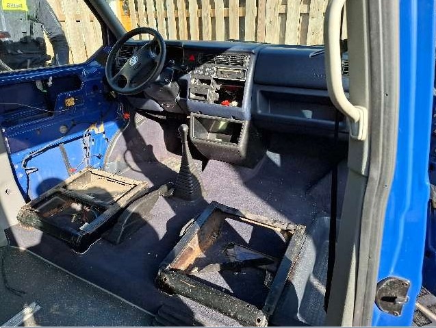 POL-GF: Pkw komplett ausgeräumt!