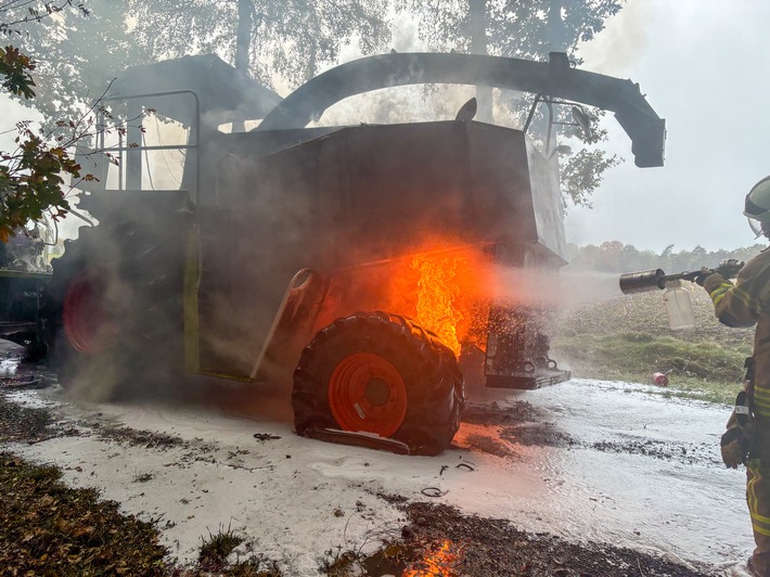 FW-OLL: Maishäcksler fängt Feuer und brennt vollständig aus - Hubschrauber sieht Feuer, landet und versucht die Flammen zu bekämpfen