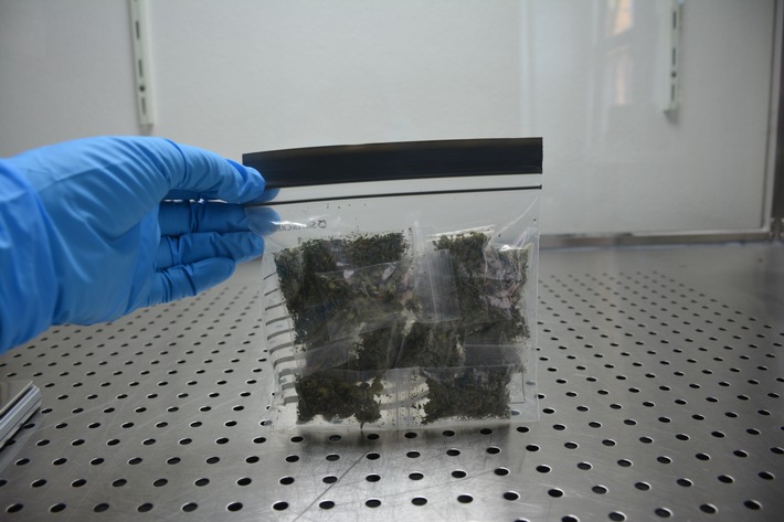 POL-OS: Glandorf: Spaziergängerin findet Drogenrucksack - Polizei sucht Dealer