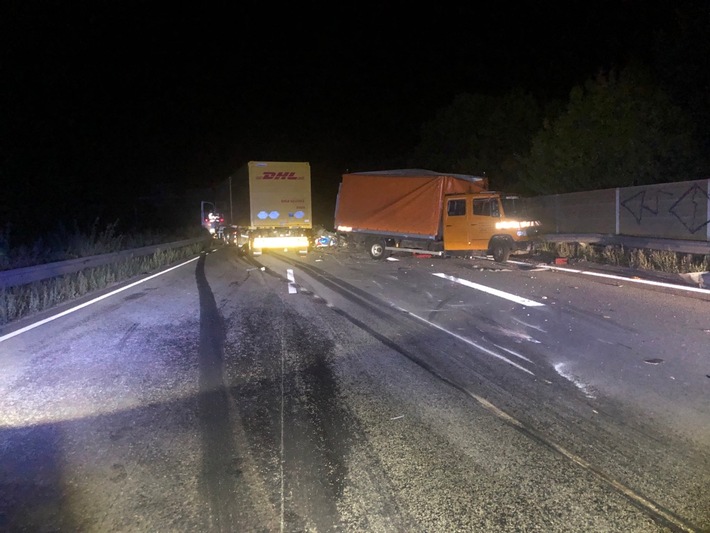 POL-PDNW: Polizeiautobahnstation Ruchheim - LKW fährt in Baustellenfahrzeug, A61 mehrere Stunden vollgesperrt