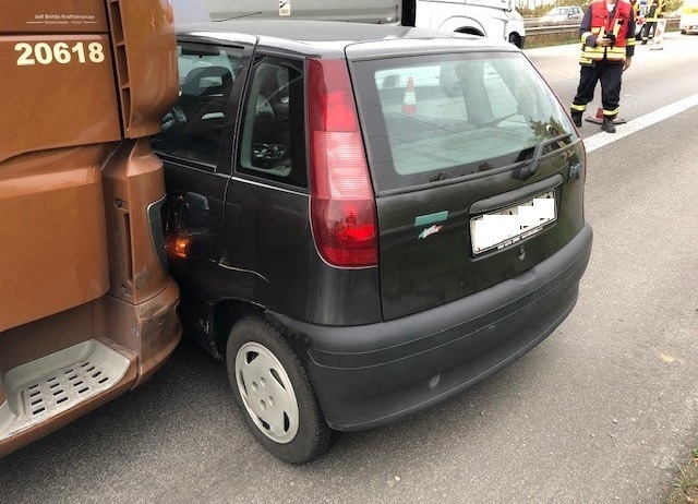 POL-PDLD: LKW schleift PKW mit