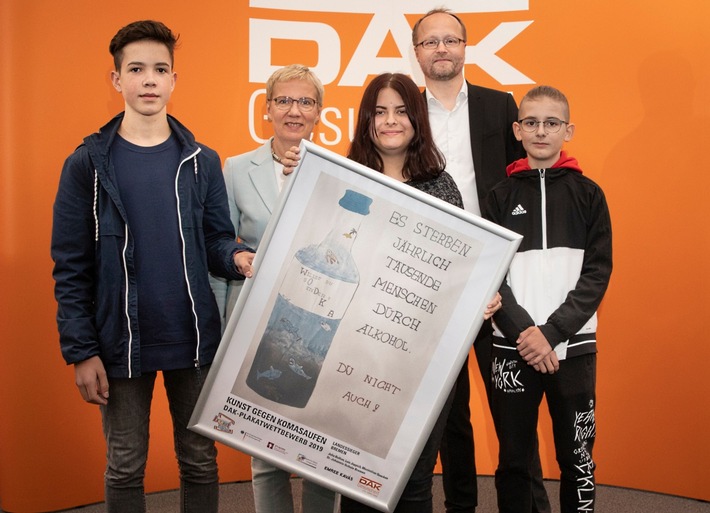 Jetzt mit Fotos "bunt statt blau": Gesundheitssenatorin ehrt Bremer Schüler-Trio für Sieg beim Plakatwettbewerb gegen Komasaufen