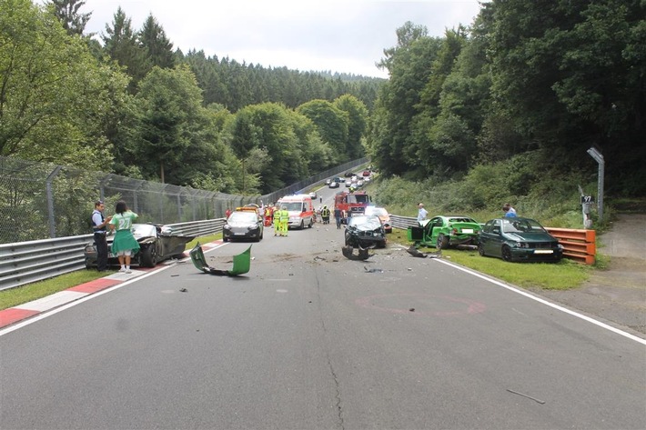 POL-PDMY: Pressebericht der Polizeiinspektion Adenau zur Veranstaltung &quot;Oldtimer Grand Prix am Nürburgring&quot;
u.a. Schwerer Verkehrsunfall unter Beteiligung von 11 Fahrzeugen auf der Nordschleife