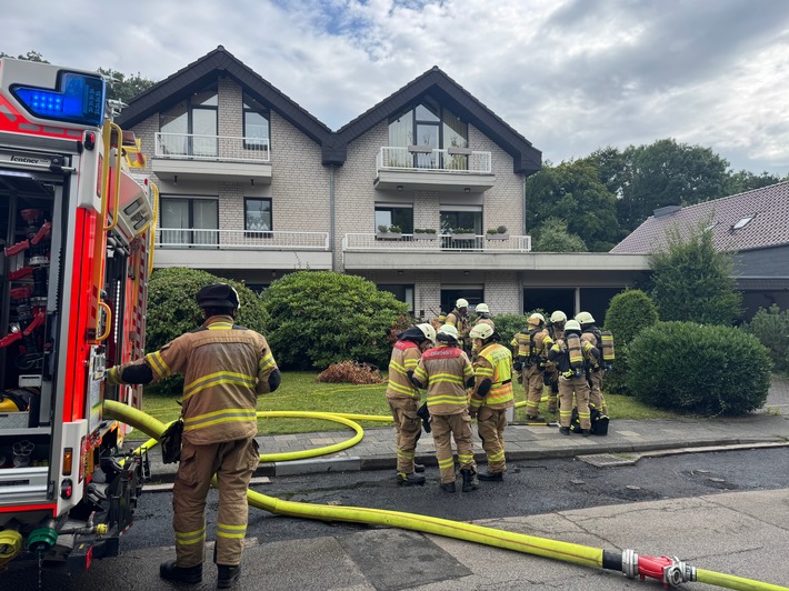 FW-GL: Küchenbrand in Einfamilienhaus - Verzögerte Anfahrt durch Falschparker