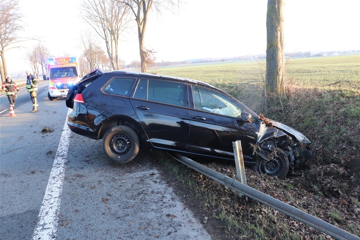 POL-HX: Fahrer leicht verletzt, VW Golf Totalschaden