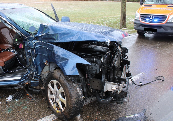 POL-MI: Zwei Personen bei Autounfall schwer verletzt