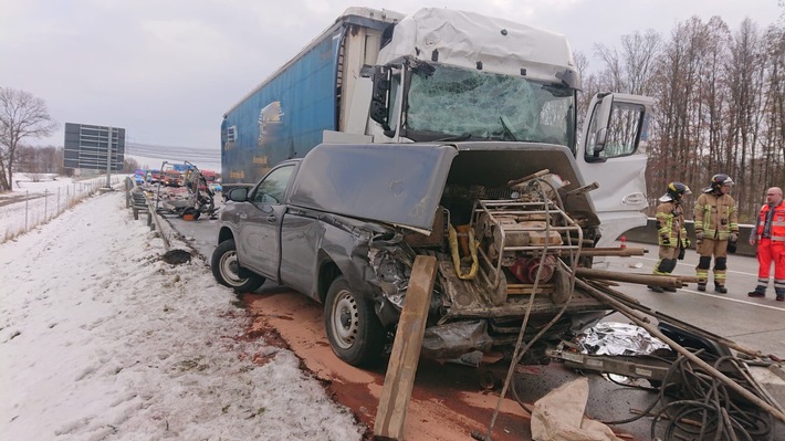 API-TH: Lkw fährt ungebremst auf Schilderwagen auf * 1. Ergänzungsmeldung