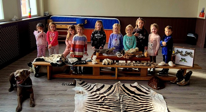 HZA-GI: Spannender Zoll-Besuch in Laufdorf - Vorschulkinder erleben Artenschutz hautnah