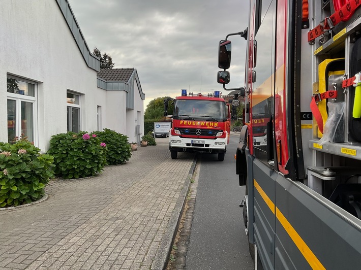 FW Alpen: Verrauchter Dorfkern durch Heckenbrand