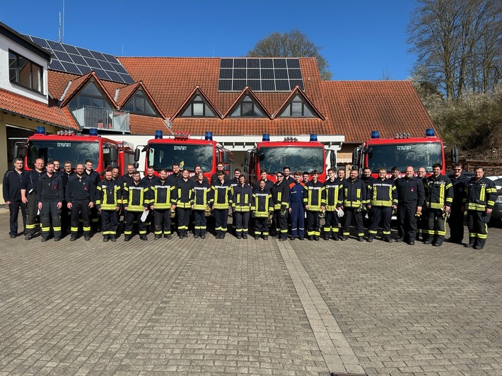 FW Beverungen: 26 Feuerwehrangehörige schließen Feuerwehr-Grundausbildung erfolgreich ab / Nachwuchskräfte aus Beverungen, Brakel und Höxter verstärken die Einsatzbereitschaft
