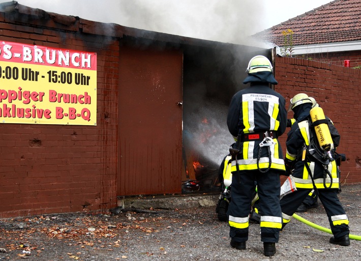 FW-E: Feuer in Lagergebäude neben Gaststätte, niemand verletzt