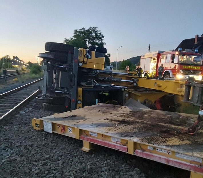 BPOL-KL: Arbeitsunfall - Gleisbagger kippt neben Bahnstrecke