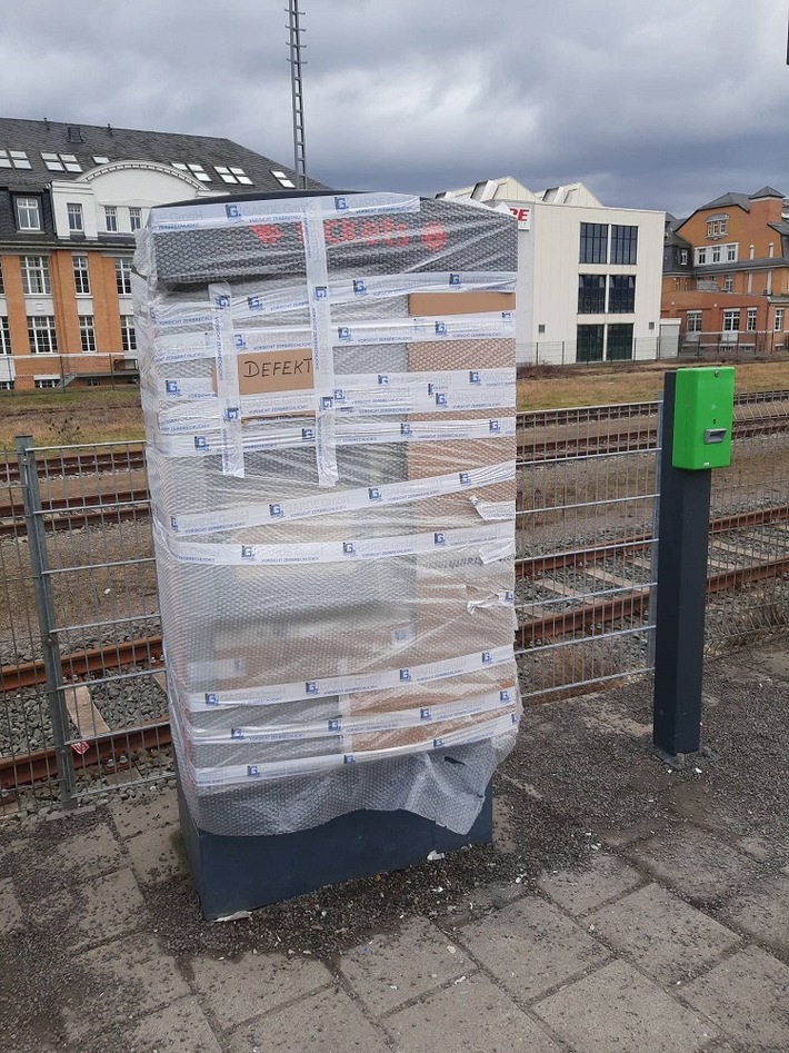 BPOLI EF: Angriff auf einen Fahrausweisautomaten am Bahnhaltepunkt Rudolstadt-Schwarza, Bundespolizei und Landespolizei suchen Zeugen