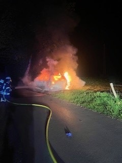POL-EN: Wetter: Fahrzeugbrand nach Verkehrsunfall - Fahrer ohne Fahrerlaubnis unterwegs