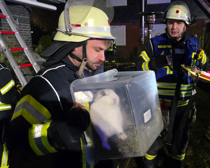 FW Celle: Dachstuhlbrand in Groß Hehlen - Celler Feuerwehr im Großeinsatz