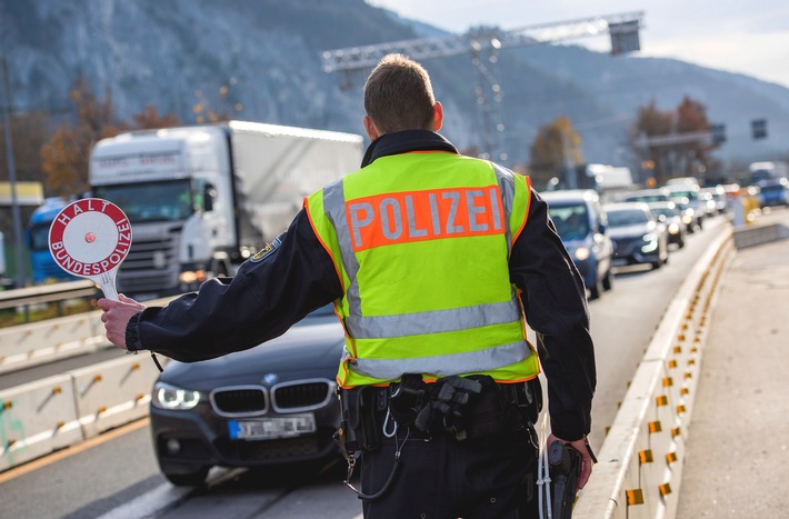 Bundespolizeidirektion München: Amphetamin im Rucksack, Pistole im Hosenbund und 1.350 Euro in der Unterhose / Bundespolizei stoppt unter Drogen stehenden Autofahrer auf der A8