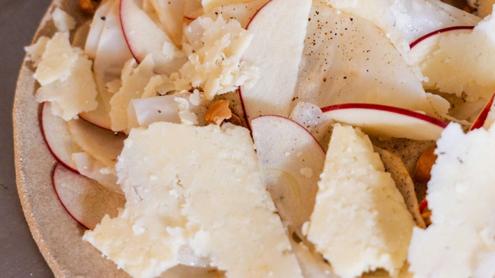 Laguiole-Käse-Carpaccio mit Knollensellerie, Apfel, wildem Pfeffer und Haselnussöl, kreiert von Chloé Charles / Weiterer Text über ots und www.presseportal.de/nr/168250 / Die Verwendung dieses Bildes für redaktionelle Zwecke ist unter Beachtung aller mitgeteilten Nutzungsbedingungen zulässig und dann auch honorarfrei. Veröffentlichung ausschließlich mit Bildrechte-Hinweis. Laguiole-Käse-Carpaccio mit Knollensellerie, Apfel, wildem Pfeffer und Haselnussöl, kreiert von Chloé Charles / Weiterer Text über ots und www.presseportal.de/nr/168250 / Die Verwendung dieses Bildes für redaktionelle Zwecke ist unter Beachtung aller mitgeteilten Nutzungsbedingungen zulässig und dann auch honorarfrei. Veröffentlichung ausschließlich mit Bildrechte-Hinweis.